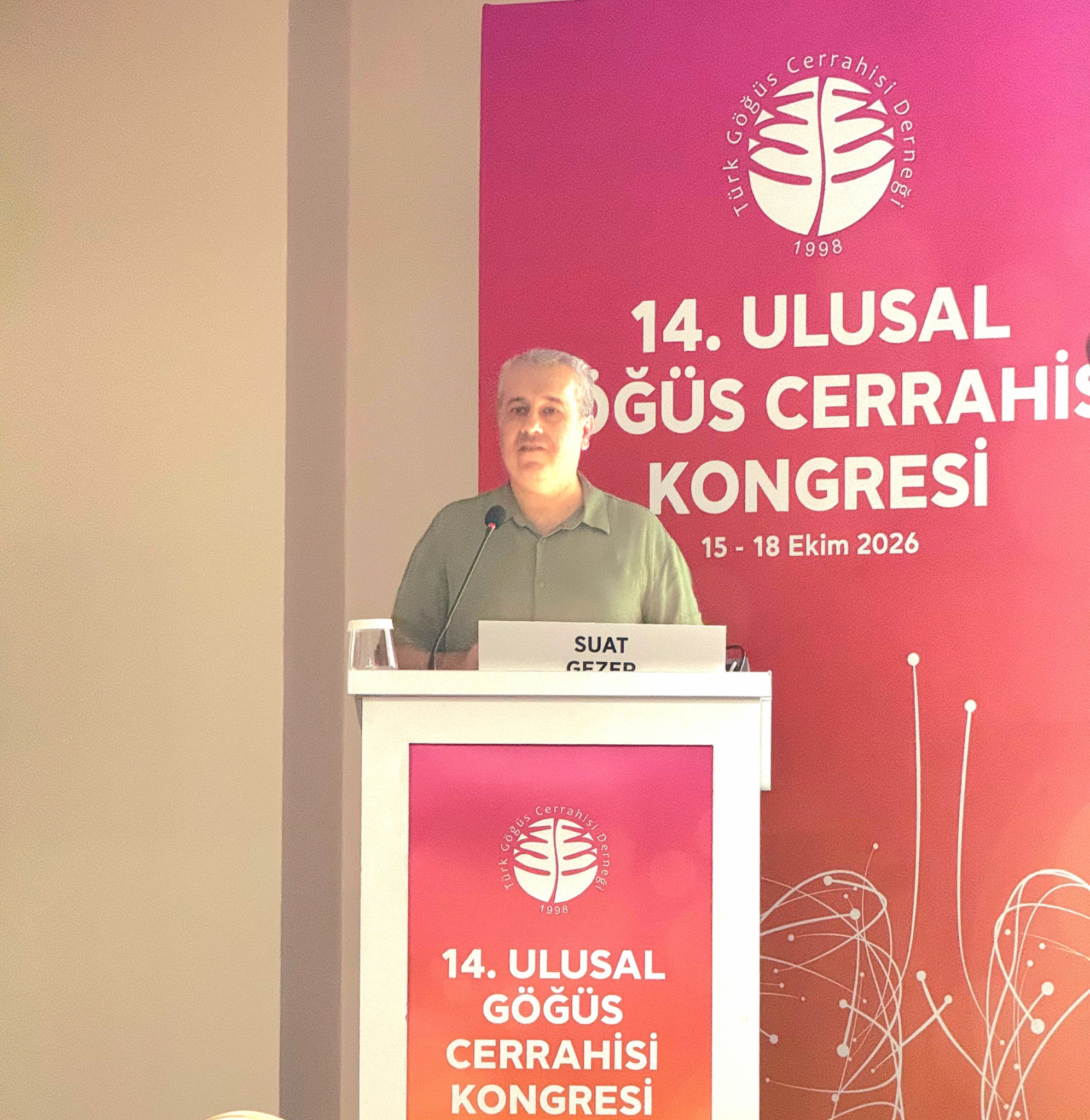 Suat Gezer, 14. Ulusal Göğüs Cerrahisi Kongresi kürsüsünde